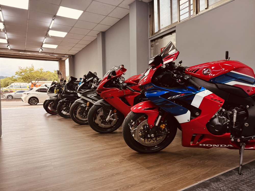 仲間車庫重機展示與工作環境